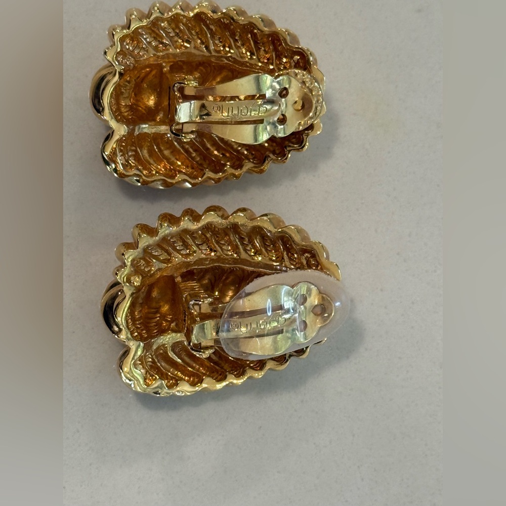 St. John Stamped Elegant Gold-Tone Leaf Clip on Earrings - Picture 6 of 9